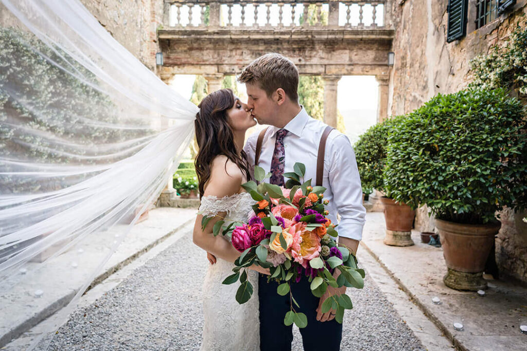 bride and groom in Borgo Stomennano